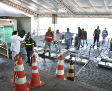 O Porto de Paranaguá foi o primeiro do Brasil a adotar medidas rígidas de controle e prevenção ao coronavírus, com equipes médicas atuando, 24 horas, no cais e no pátio de triagem de caminhões, desde o dia 25 de março. Até esta quarta-feira (29), já são 124 dias de operação. No balanço parcial, realizado no último dia 22, mais de 590 mil pessoas já haviam passado pela triagem de saúde, com aferição de temperatura, entre caminhoneiros e trabalhadores que acessam a faixa portuária.