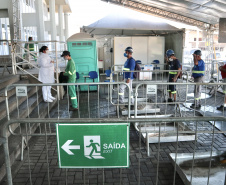 O Porto de Paranaguá foi o primeiro do Brasil a adotar medidas rígidas de controle e prevenção ao coronavírus, com equipes médicas atuando, 24 horas, no cais e no pátio de triagem de caminhões, desde o dia 25 de março. Até esta quarta-feira (29), já são 124 dias de operação. No balanço parcial, realizado no último dia 22, mais de 590 mil pessoas já haviam passado pela triagem de saúde, com aferição de temperatura, entre caminhoneiros e trabalhadores que acessam a faixa portuária.