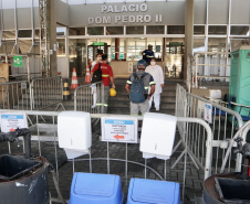 O Porto de Paranaguá foi o primeiro do Brasil a adotar medidas rígidas de controle e prevenção ao coronavírus, com equipes médicas atuando, 24 horas, no cais e no pátio de triagem de caminhões, desde o dia 25 de março. Até esta quarta-feira (29), já são 124 dias de operação. No balanço parcial, realizado no último dia 22, mais de 590 mil pessoas já haviam passado pela triagem de saúde, com aferição de temperatura, entre caminhoneiros e trabalhadores que acessam a faixa portuária.