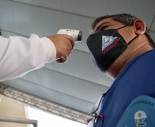 O Porto de Paranaguá foi o primeiro do Brasil a adotar medidas rígidas de controle e prevenção ao coronavírus, com equipes médicas atuando, 24 horas, no cais e no pátio de triagem de caminhões, desde o dia 25 de março. Até esta quarta-feira (29), já são 124 dias de operação. No balanço parcial, realizado no último dia 22, mais de 590 mil pessoas já haviam passado pela triagem de saúde, com aferição de temperatura, entre caminhoneiros e trabalhadores que acessam a faixa portuária.