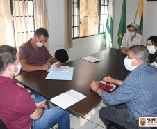 Avança um novo projeto habitacional da Cohapar para o município de Rio Bom, na região do Vale do Ivaí. A companhia recebeu nesta terça-feira (28) a documentação de uma área doada pela Prefeitura de Rio Bom, com a anuência da Câmara Municipal, para a construção de 23 novas casas populares na cidade.
Foto:Prefeitura de Rio Bom