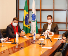 O novo Anel de Integração foi pauta de mais um encontro virtual, realizado nesta quinta-feira (30), entre o governador Carlos Massa Ratinho Junior, o ministro da Infraestrutura, Tarcísio Gomes de Freitas, e a bancada federal paranaense. Estado e a União seguem discutindo lotes, obras e a modelagem da nova concessão de rodovias que cortam o Paraná.