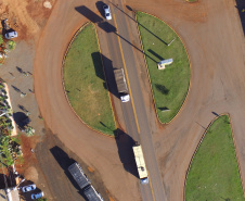 Governo planeja ações para ampliar capacidade de mais de 260 quilômetros de rodovias 
Com divisão em cinco lotes, intenção é remodelar trechos das PR-487, PR-460, PR-272 e PR-466 e garantir melhor interligação entre as regiões produtivas do Estado. 

Foto: DER 