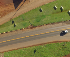 Governo planeja ações para ampliar capacidade de mais de 260 quilômetros de rodovias 
Com divisão em cinco lotes, intenção é remodelar trechos das PR-487, PR-460, PR-272 e PR-466 e garantir melhor interligação entre as regiões produtivas do Estado. 

Foto: DER 
