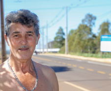 O aposentado José Ferreira de Souza lembra com detalhes da época em que a Rua Nova Ucrânia, em Apucarana, no Vale do Ivaí, não tinha nada de nova. “Era barro, pó, pedra e buraco”, diz, sem saudades. 