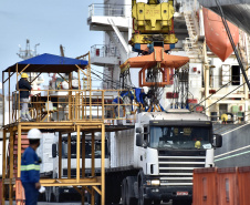 O Porto de Paranaguá faz nesta semana uma operação diferente. O navio Penguin Arrow, atracado no berço 215, opera, simultaneamente, dois tipos de cargas diferentes. Ao mesmo tempo que descarrega malte, é embarcada 45.758 toneladas de celulose – a segunda maior quantidade do produto movimentada no porto paranaense.