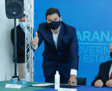 O governador Carlos Massa Ratinho Junior assinou nesta terça-feira (04), no Palácio Iguaçu, a ordem de serviço para a duplicação da Avenida Juscelino Kubitscheck de Oliveira (PR-412), em Matinhos. Antiga reivindicação dos moradores e frequentadores do Litoral paranaense, a JK faz parte da PR-412, rodovia que liga as cidades de Guaratuba, Matinhos e Pontal do Paraná. 
