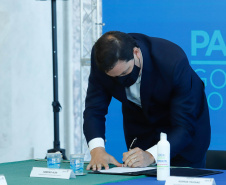 O governador Carlos Massa Ratinho Junior assinou nesta terça-feira (04), no Palácio Iguaçu, a ordem de serviço para a duplicação da Avenida Juscelino Kubitscheck de Oliveira (PR-412), em Matinhos. Antiga reivindicação dos moradores e frequentadores do Litoral paranaense, a JK faz parte da PR-412, rodovia que liga as cidades de Guaratuba, Matinhos e Pontal do Paraná. 

