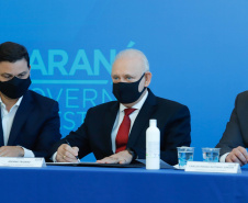 O governador Carlos Massa Ratinho Junior assinou nesta terça-feira (04), no Palácio Iguaçu, a ordem de serviço para a duplicação da Avenida Juscelino Kubitscheck de Oliveira (PR-412), em Matinhos. Antiga reivindicação dos moradores e frequentadores do Litoral paranaense, a JK faz parte da PR-412, rodovia que liga as cidades de Guaratuba, Matinhos e Pontal do Paraná. 
