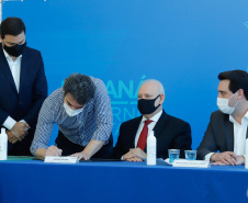 O governador Carlos Massa Ratinho Junior assinou nesta terça-feira (04), no Palácio Iguaçu, a ordem de serviço para a duplicação da Avenida Juscelino Kubitscheck de Oliveira (PR-412), em Matinhos. Antiga reivindicação dos moradores e frequentadores do Litoral paranaense, a JK faz parte da PR-412, rodovia que liga as cidades de Guaratuba, Matinhos e Pontal do Paraná. 
