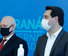 O governador Carlos Massa Ratinho Junior assinou nesta terça-feira (04), no Palácio Iguaçu, a ordem de serviço para a duplicação da Avenida Juscelino Kubitscheck de Oliveira (PR-412), em Matinhos. Antiga reivindicação dos moradores e frequentadores do Litoral paranaense, a JK faz parte da PR-412, rodovia que liga as cidades de Guaratuba, Matinhos e Pontal do Paraná. 
