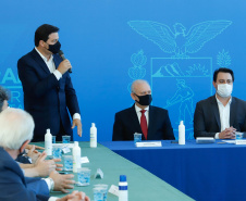 O governador Carlos Massa Ratinho Junior assinou nesta terça-feira (04), no Palácio Iguaçu, a ordem de serviço para a duplicação da Avenida Juscelino Kubitscheck de Oliveira (PR-412), em Matinhos. Antiga reivindicação dos moradores e frequentadores do Litoral paranaense, a JK faz parte da PR-412, rodovia que liga as cidades de Guaratuba, Matinhos e Pontal do Paraná. 
