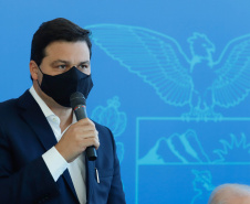O governador Carlos Massa Ratinho Junior assinou nesta terça-feira (04), no Palácio Iguaçu, a ordem de serviço para a duplicação da Avenida Juscelino Kubitscheck de Oliveira (PR-412), em Matinhos. Antiga reivindicação dos moradores e frequentadores do Litoral paranaense, a JK faz parte da PR-412, rodovia que liga as cidades de Guaratuba, Matinhos e Pontal do Paraná. 
