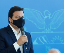 O governador Carlos Massa Ratinho Junior assinou nesta terça-feira (04), no Palácio Iguaçu, a ordem de serviço para a duplicação da Avenida Juscelino Kubitscheck de Oliveira (PR-412), em Matinhos. Antiga reivindicação dos moradores e frequentadores do Litoral paranaense, a JK faz parte da PR-412, rodovia que liga as cidades de Guaratuba, Matinhos e Pontal do Paraná. 

