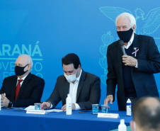 O governador Carlos Massa Ratinho Junior assinou nesta terça-feira (04), no Palácio Iguaçu, a ordem de serviço para a duplicação da Avenida Juscelino Kubitscheck de Oliveira (PR-412), em Matinhos. Antiga reivindicação dos moradores e frequentadores do Litoral paranaense, a JK faz parte da PR-412, rodovia que liga as cidades de Guaratuba, Matinhos e Pontal do Paraná. 
