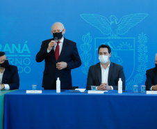 O governador Carlos Massa Ratinho Junior assinou nesta terça-feira (04), no Palácio Iguaçu, a ordem de serviço para a duplicação da Avenida Juscelino Kubitscheck de Oliveira (PR-412), em Matinhos. Antiga reivindicação dos moradores e frequentadores do Litoral paranaense, a JK faz parte da PR-412, rodovia que liga as cidades de Guaratuba, Matinhos e Pontal do Paraná. 
