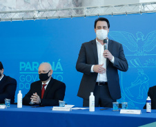 O governador Carlos Massa Ratinho Junior assinou nesta terça-feira (04), no Palácio Iguaçu, a ordem de serviço para a duplicação da Avenida Juscelino Kubitscheck de Oliveira (PR-412), em Matinhos. Antiga reivindicação dos moradores e frequentadores do Litoral paranaense, a JK faz parte da PR-412, rodovia que liga as cidades de Guaratuba, Matinhos e Pontal do Paraná. 
