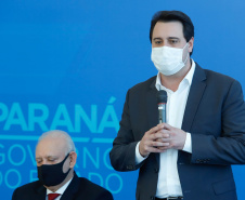O governador Carlos Massa Ratinho Junior assinou nesta terça-feira (04), no Palácio Iguaçu, a ordem de serviço para a duplicação da Avenida Juscelino Kubitscheck de Oliveira (PR-412), em Matinhos. Antiga reivindicação dos moradores e frequentadores do Litoral paranaense, a JK faz parte da PR-412, rodovia que liga as cidades de Guaratuba, Matinhos e Pontal do Paraná. 
