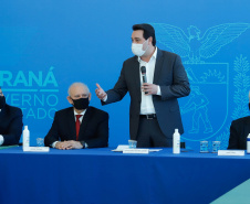 O governador Carlos Massa Ratinho Junior assinou nesta terça-feira (04), no Palácio Iguaçu, a ordem de serviço para a duplicação da Avenida Juscelino Kubitscheck de Oliveira (PR-412), em Matinhos. Antiga reivindicação dos moradores e frequentadores do Litoral paranaense, a JK faz parte da PR-412, rodovia que liga as cidades de Guaratuba, Matinhos e Pontal do Paraná. 
