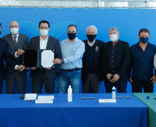 O governador Carlos Massa Ratinho Junior assinou nesta terça-feira (04), no Palácio Iguaçu, a ordem de serviço para a duplicação da Avenida Juscelino Kubitscheck de Oliveira (PR-412), em Matinhos. Antiga reivindicação dos moradores e frequentadores do Litoral paranaense, a JK faz parte da PR-412, rodovia que liga as cidades de Guaratuba, Matinhos e Pontal do Paraná. 
