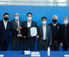 O governador Carlos Massa Ratinho Junior assinou nesta terça-feira (04), no Palácio Iguaçu, a ordem de serviço para a duplicação da Avenida Juscelino Kubitscheck de Oliveira (PR-412), em Matinhos. Antiga reivindicação dos moradores e frequentadores do Litoral paranaense, a JK faz parte da PR-412, rodovia que liga as cidades de Guaratuba, Matinhos e Pontal do Paraná. 
