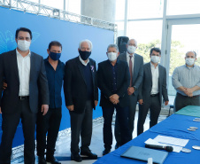 O governador Carlos Massa Ratinho Junior assinou nesta terça-feira (04), no Palácio Iguaçu, a ordem de serviço para a duplicação da Avenida Juscelino Kubitscheck de Oliveira (PR-412), em Matinhos. Antiga reivindicação dos moradores e frequentadores do Litoral paranaense, a JK faz parte da PR-412, rodovia que liga as cidades de Guaratuba, Matinhos e Pontal do Paraná. 
