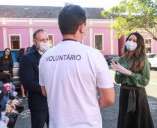 Os servidores da Polícia Civil do Paraná (PCPR) aderiram à campanha Aquece Paraná, promovida pelo Governo do Estado. Mais de 3,5 mil itens, entre vestuário e cobertores, já foram doados pelos policiais civis em todo o Estado do Paraná. A primeira-dama, Luciana Saito Massa, participou da entrega de 1.241 peças para a entidade “Unidos Conseguimos”, na terça-feira (4), na sede da PCPR, em Curitiba.  
Foto:Valdelino Pontes