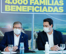 O convênio com a Pacaembu Construtora, empresa com sede em São Paulo, prevê investimentos de R$ 540 milhões. O acordo foi assinado nesta quarta-feira (5), em cerimônia no Palácio Iguaçu, pelo governador Carlos Massa Ratinho Junior, o presidente da Cohapar, Jorge Lange, prefeitos e representantes da empresa. A expectativa é que as casas fiquem prontas no primeiro semestre de 2022.