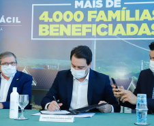 O convênio com a Pacaembu Construtora, empresa com sede em São Paulo, prevê investimentos de R$ 540 milhões. O acordo foi assinado nesta quarta-feira (5), em cerimônia no Palácio Iguaçu, pelo governador Carlos Massa Ratinho Junior, o presidente da Cohapar, Jorge Lange, prefeitos e representantes da empresa. A expectativa é que as casas fiquem prontas no primeiro semestre de 2022.