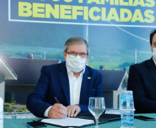 O convênio com a Pacaembu Construtora, empresa com sede em São Paulo, prevê investimentos de R$ 540 milhões. O acordo foi assinado nesta quarta-feira (5), em cerimônia no Palácio Iguaçu, pelo governador Carlos Massa Ratinho Junior, o presidente da Cohapar, Jorge Lange, prefeitos e representantes da empresa. A expectativa é que as casas fiquem prontas no primeiro semestre de 2022.