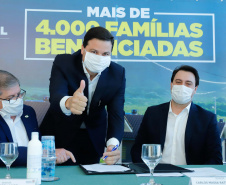 O convênio com a Pacaembu Construtora, empresa com sede em São Paulo, prevê investimentos de R$ 540 milhões. O acordo foi assinado nesta quarta-feira (5), em cerimônia no Palácio Iguaçu, pelo governador Carlos Massa Ratinho Junior, o presidente da Cohapar, Jorge Lange, prefeitos e representantes da empresa. A expectativa é que as casas fiquem prontas no primeiro semestre de 2022.