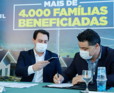 O convênio com a Pacaembu Construtora, empresa com sede em São Paulo, prevê investimentos de R$ 540 milhões. O acordo foi assinado nesta quarta-feira (5), em cerimônia no Palácio Iguaçu, pelo governador Carlos Massa Ratinho Junior, o presidente da Cohapar, Jorge Lange, prefeitos e representantes da empresa. A expectativa é que as casas fiquem prontas no primeiro semestre de 2022.