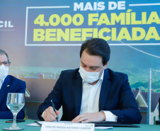 O convênio com a Pacaembu Construtora, empresa com sede em São Paulo, prevê investimentos de R$ 540 milhões. O acordo foi assinado nesta quarta-feira (5), em cerimônia no Palácio Iguaçu, pelo governador Carlos Massa Ratinho Junior, o presidente da Cohapar, Jorge Lange, prefeitos e representantes da empresa. A expectativa é que as casas fiquem prontas no primeiro semestre de 2022.