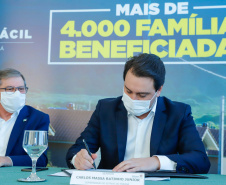 O convênio com a Pacaembu Construtora, empresa com sede em São Paulo, prevê investimentos de R$ 540 milhões. O acordo foi assinado nesta quarta-feira (5), em cerimônia no Palácio Iguaçu, pelo governador Carlos Massa Ratinho Junior, o presidente da Cohapar, Jorge Lange, prefeitos e representantes da empresa. A expectativa é que as casas fiquem prontas no primeiro semestre de 2022.