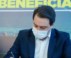 O convênio com a Pacaembu Construtora, empresa com sede em São Paulo, prevê investimentos de R$ 540 milhões. O acordo foi assinado nesta quarta-feira (5), em cerimônia no Palácio Iguaçu, pelo governador Carlos Massa Ratinho Junior, o presidente da Cohapar, Jorge Lange, prefeitos e representantes da empresa. A expectativa é que as casas fiquem prontas no primeiro semestre de 2022.