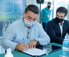 O convênio com a Pacaembu Construtora, empresa com sede em São Paulo, prevê investimentos de R$ 540 milhões. O acordo foi assinado nesta quarta-feira (5), em cerimônia no Palácio Iguaçu, pelo governador Carlos Massa Ratinho Junior, o presidente da Cohapar, Jorge Lange, prefeitos e representantes da empresa. A expectativa é que as casas fiquem prontas no primeiro semestre de 2022.