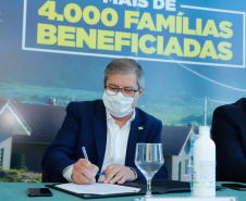 O convênio com a Pacaembu Construtora, empresa com sede em São Paulo, prevê investimentos de R$ 540 milhões. O acordo foi assinado nesta quarta-feira (5), em cerimônia no Palácio Iguaçu, pelo governador Carlos Massa Ratinho Junior, o presidente da Cohapar, Jorge Lange, prefeitos e representantes da empresa. A expectativa é que as casas fiquem prontas no primeiro semestre de 2022.