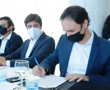 O convênio com a Pacaembu Construtora, empresa com sede em São Paulo, prevê investimentos de R$ 540 milhões. O acordo foi assinado nesta quarta-feira (5), em cerimônia no Palácio Iguaçu, pelo governador Carlos Massa Ratinho Junior, o presidente da Cohapar, Jorge Lange, prefeitos e representantes da empresa. A expectativa é que as casas fiquem prontas no primeiro semestre de 2022.