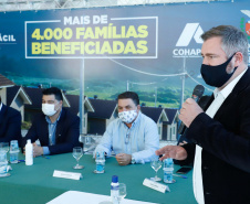 O convênio com a Pacaembu Construtora, empresa com sede em São Paulo, prevê investimentos de R$ 540 milhões. O acordo foi assinado nesta quarta-feira (5), em cerimônia no Palácio Iguaçu, pelo governador Carlos Massa Ratinho Junior, o presidente da Cohapar, Jorge Lange, prefeitos e representantes da empresa. A expectativa é que as casas fiquem prontas no primeiro semestre de 2022.