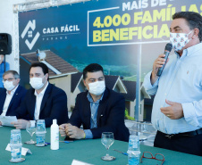 O convênio com a Pacaembu Construtora, empresa com sede em São Paulo, prevê investimentos de R$ 540 milhões. O acordo foi assinado nesta quarta-feira (5), em cerimônia no Palácio Iguaçu, pelo governador Carlos Massa Ratinho Junior, o presidente da Cohapar, Jorge Lange, prefeitos e representantes da empresa. A expectativa é que as casas fiquem prontas no primeiro semestre de 2022.