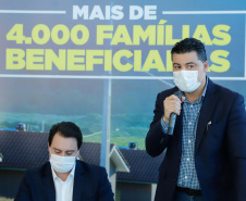 O convênio com a Pacaembu Construtora, empresa com sede em São Paulo, prevê investimentos de R$ 540 milhões. O acordo foi assinado nesta quarta-feira (5), em cerimônia no Palácio Iguaçu, pelo governador Carlos Massa Ratinho Junior, o presidente da Cohapar, Jorge Lange, prefeitos e representantes da empresa. A expectativa é que as casas fiquem prontas no primeiro semestre de 2022.