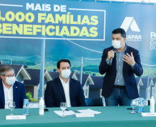 O convênio com a Pacaembu Construtora, empresa com sede em São Paulo, prevê investimentos de R$ 540 milhões. O acordo foi assinado nesta quarta-feira (5), em cerimônia no Palácio Iguaçu, pelo governador Carlos Massa Ratinho Junior, o presidente da Cohapar, Jorge Lange, prefeitos e representantes da empresa. A expectativa é que as casas fiquem prontas no primeiro semestre de 2022.
