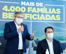 O convênio com a Pacaembu Construtora, empresa com sede em São Paulo, prevê investimentos de R$ 540 milhões. O acordo foi assinado nesta quarta-feira (5), em cerimônia no Palácio Iguaçu, pelo governador Carlos Massa Ratinho Junior, o presidente da Cohapar, Jorge Lange, prefeitos e representantes da empresa. A expectativa é que as casas fiquem prontas no primeiro semestre de 2022.