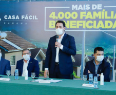 O convênio com a Pacaembu Construtora, empresa com sede em São Paulo, prevê investimentos de R$ 540 milhões. O acordo foi assinado nesta quarta-feira (5), em cerimônia no Palácio Iguaçu, pelo governador Carlos Massa Ratinho Junior, o presidente da Cohapar, Jorge Lange, prefeitos e representantes da empresa. A expectativa é que as casas fiquem prontas no primeiro semestre de 2022.