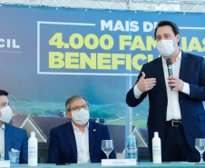 O convênio com a Pacaembu Construtora, empresa com sede em São Paulo, prevê investimentos de R$ 540 milhões. O acordo foi assinado nesta quarta-feira (5), em cerimônia no Palácio Iguaçu, pelo governador Carlos Massa Ratinho Junior, o presidente da Cohapar, Jorge Lange, prefeitos e representantes da empresa. A expectativa é que as casas fiquem prontas no primeiro semestre de 2022.