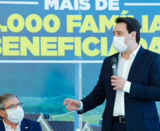 O convênio com a Pacaembu Construtora, empresa com sede em São Paulo, prevê investimentos de R$ 540 milhões. O acordo foi assinado nesta quarta-feira (5), em cerimônia no Palácio Iguaçu, pelo governador Carlos Massa Ratinho Junior, o presidente da Cohapar, Jorge Lange, prefeitos e representantes da empresa. A expectativa é que as casas fiquem prontas no primeiro semestre de 2022.