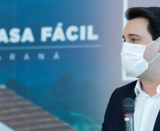 O convênio com a Pacaembu Construtora, empresa com sede em São Paulo, prevê investimentos de R$ 540 milhões. O acordo foi assinado nesta quarta-feira (5), em cerimônia no Palácio Iguaçu, pelo governador Carlos Massa Ratinho Junior, o presidente da Cohapar, Jorge Lange, prefeitos e representantes da empresa. A expectativa é que as casas fiquem prontas no primeiro semestre de 2022.