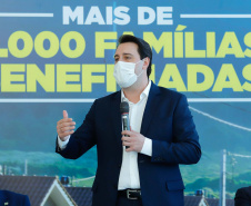 O convênio com a Pacaembu Construtora, empresa com sede em São Paulo, prevê investimentos de R$ 540 milhões. O acordo foi assinado nesta quarta-feira (5), em cerimônia no Palácio Iguaçu, pelo governador Carlos Massa Ratinho Junior, o presidente da Cohapar, Jorge Lange, prefeitos e representantes da empresa. A expectativa é que as casas fiquem prontas no primeiro semestre de 2022.