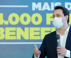 O convênio com a Pacaembu Construtora, empresa com sede em São Paulo, prevê investimentos de R$ 540 milhões. O acordo foi assinado nesta quarta-feira (5), em cerimônia no Palácio Iguaçu, pelo governador Carlos Massa Ratinho Junior, o presidente da Cohapar, Jorge Lange, prefeitos e representantes da empresa. A expectativa é que as casas fiquem prontas no primeiro semestre de 2022.