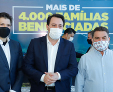 O convênio com a Pacaembu Construtora, empresa com sede em São Paulo, prevê investimentos de R$ 540 milhões. O acordo foi assinado nesta quarta-feira (5), em cerimônia no Palácio Iguaçu, pelo governador Carlos Massa Ratinho Junior, o presidente da Cohapar, Jorge Lange, prefeitos e representantes da empresa. A expectativa é que as casas fiquem prontas no primeiro semestre de 2022.